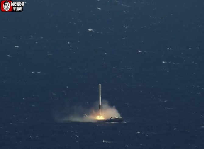 Video :Elon Musk is able to smile since his rocket lands nicely in the open ocean